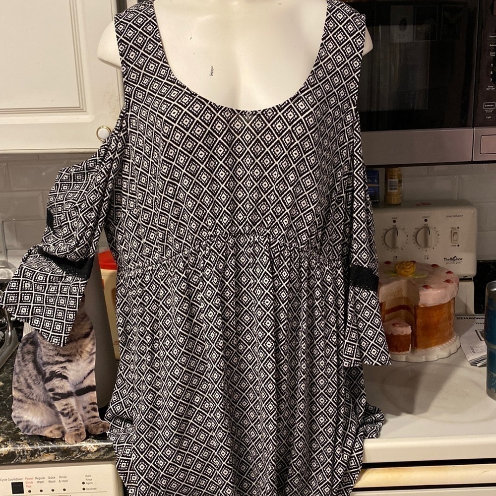 E womens Torrid black geometric 3/4 open shoulder sleeve plus size top size 4.